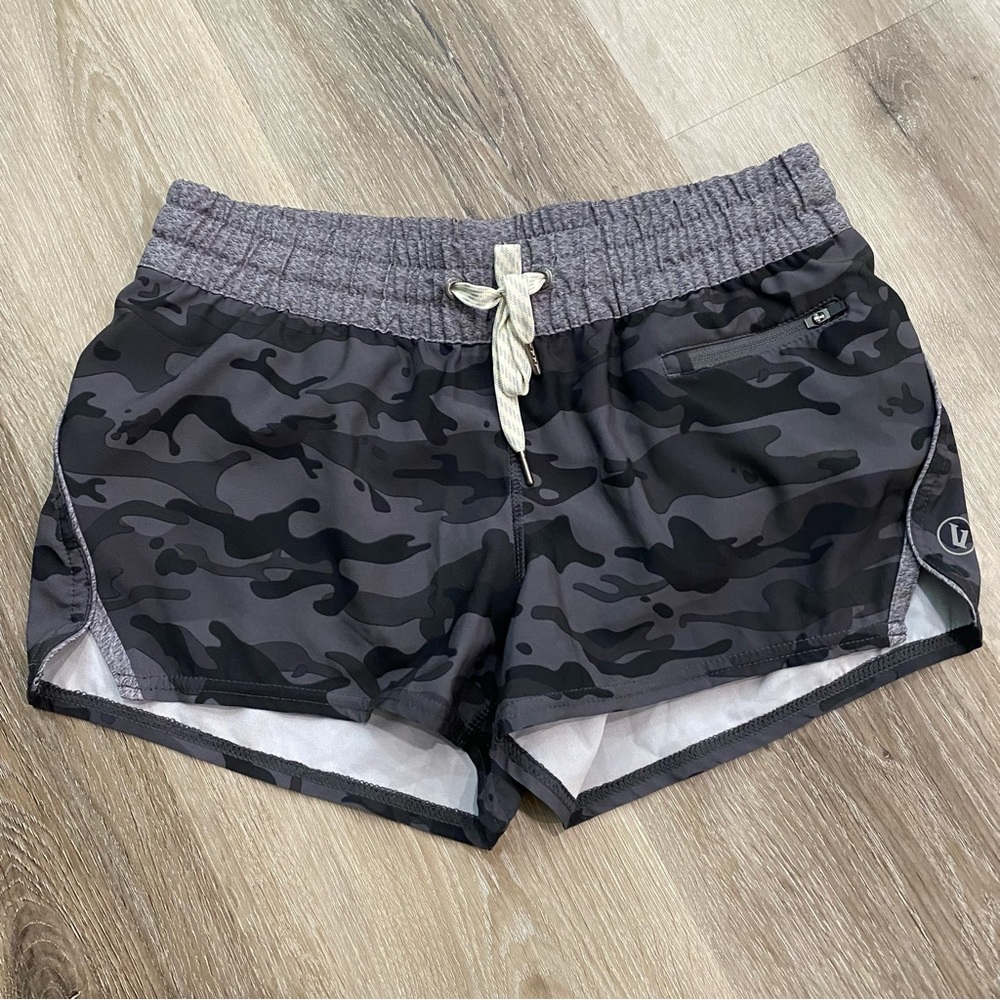 Vuori Women’s Clementine Camo Shorts Sz XS Gray